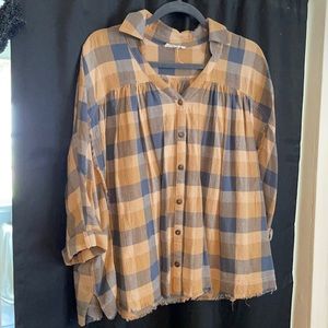 Easel top with pockets. Blue and tan size large